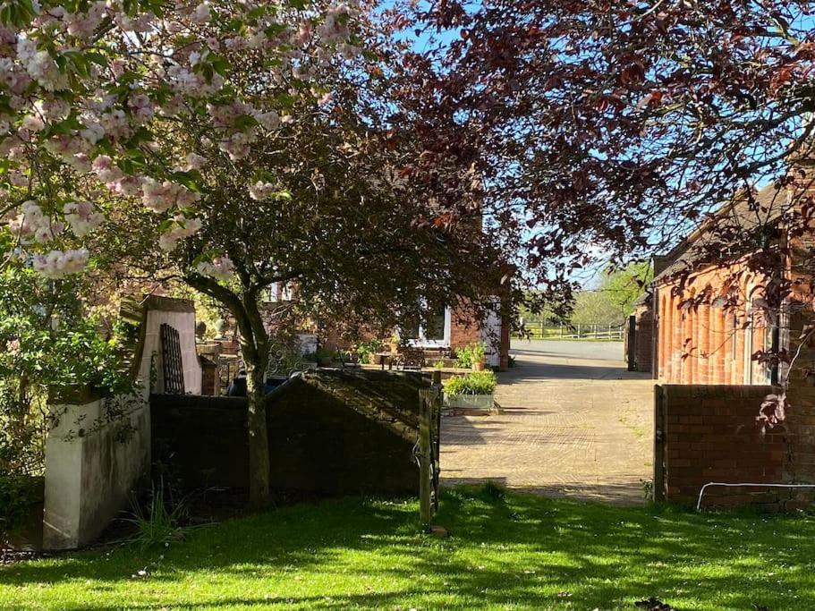 Cottage Barn Conversion On Working Farm Worcester Buitenkant foto